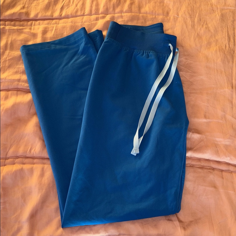 FIGs Livingston basic scrub pants 
Size small

(Tag has been cut off)